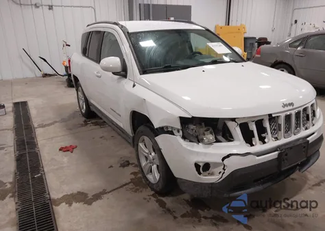 2017 Jeep Compass Latitude 4X4 z USA, uszkodzony, nr VIN 1C4NJDEB0HD141725